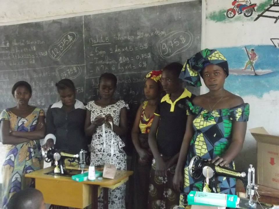 Sewing machines offered by COFAPRI to women.
