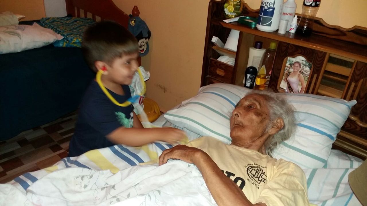 My son and Panchita.  Panchita doesn´t know who my is. But my baby know who she is, "she is my mommy´s grandmother".