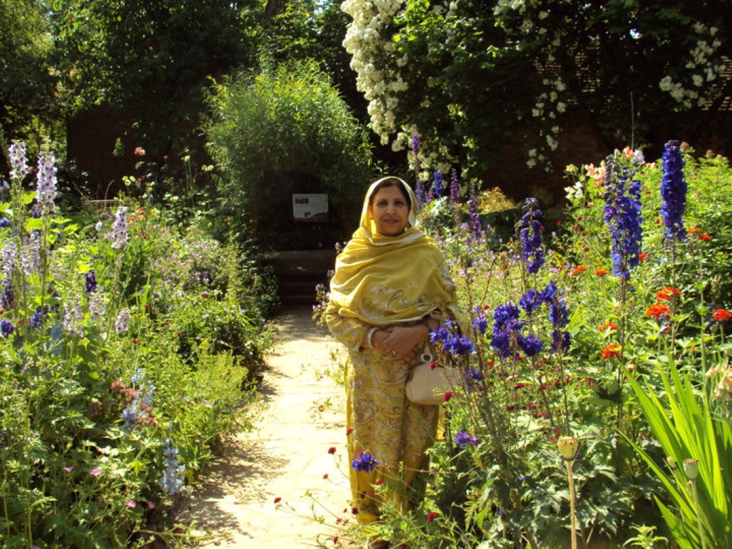 Mrs Meshar Mumtaz visiting Anne Hathaways garden, Stratford Upon Avon, UK
