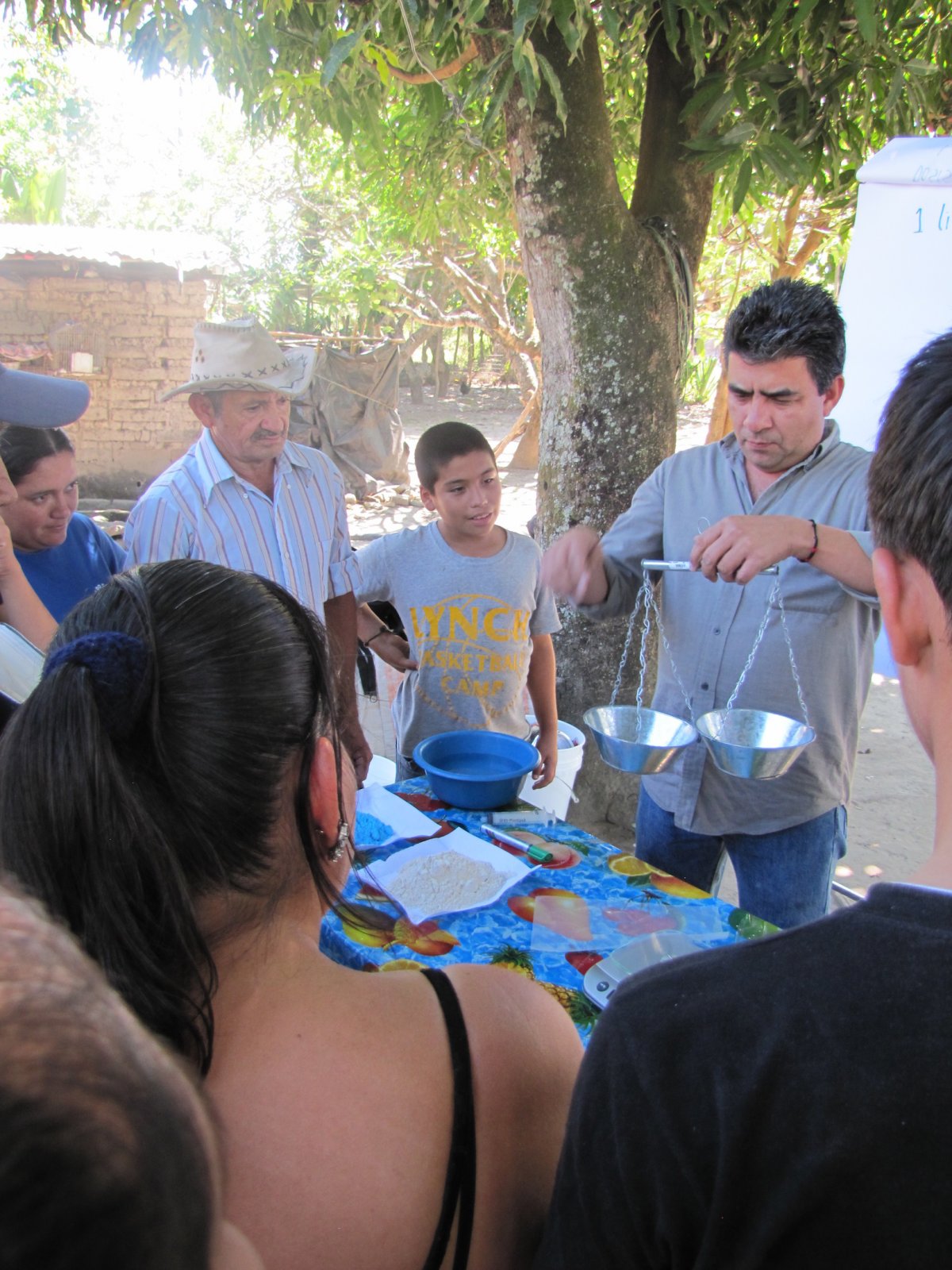 Miguel Ramirez training family farmers on seed bank management. Photo courtesy of MAOES.