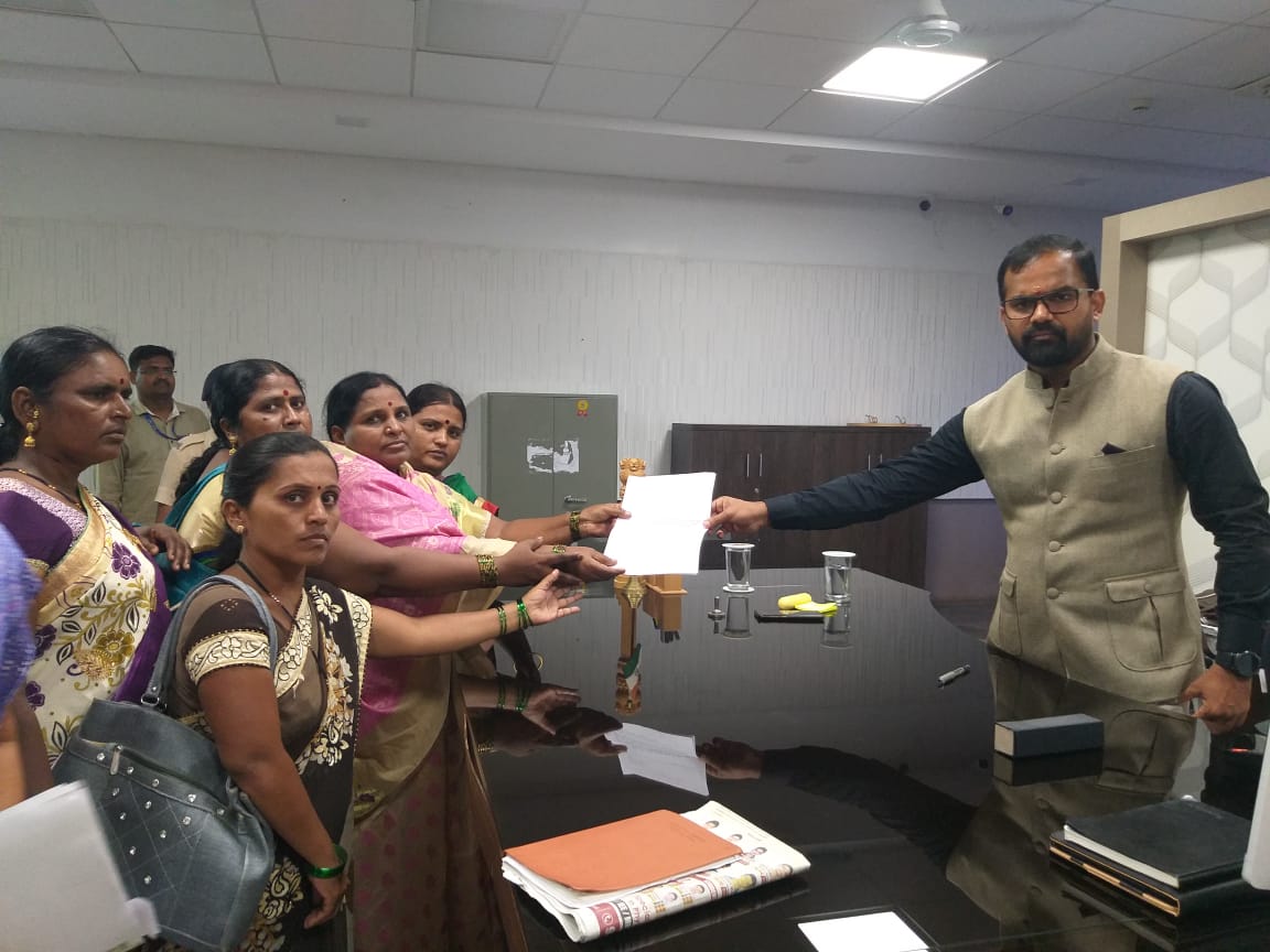 महिला ना प्राप्रटी समान अधिकार निवेदन दिले  जिल्हा अधिकारी .जि श्रीकांत