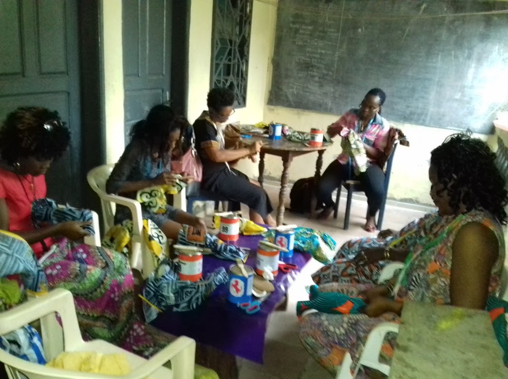 formation des femmes dans la Dibamba sur l fabrication des sacs pochettes chaussures, boucles et collier