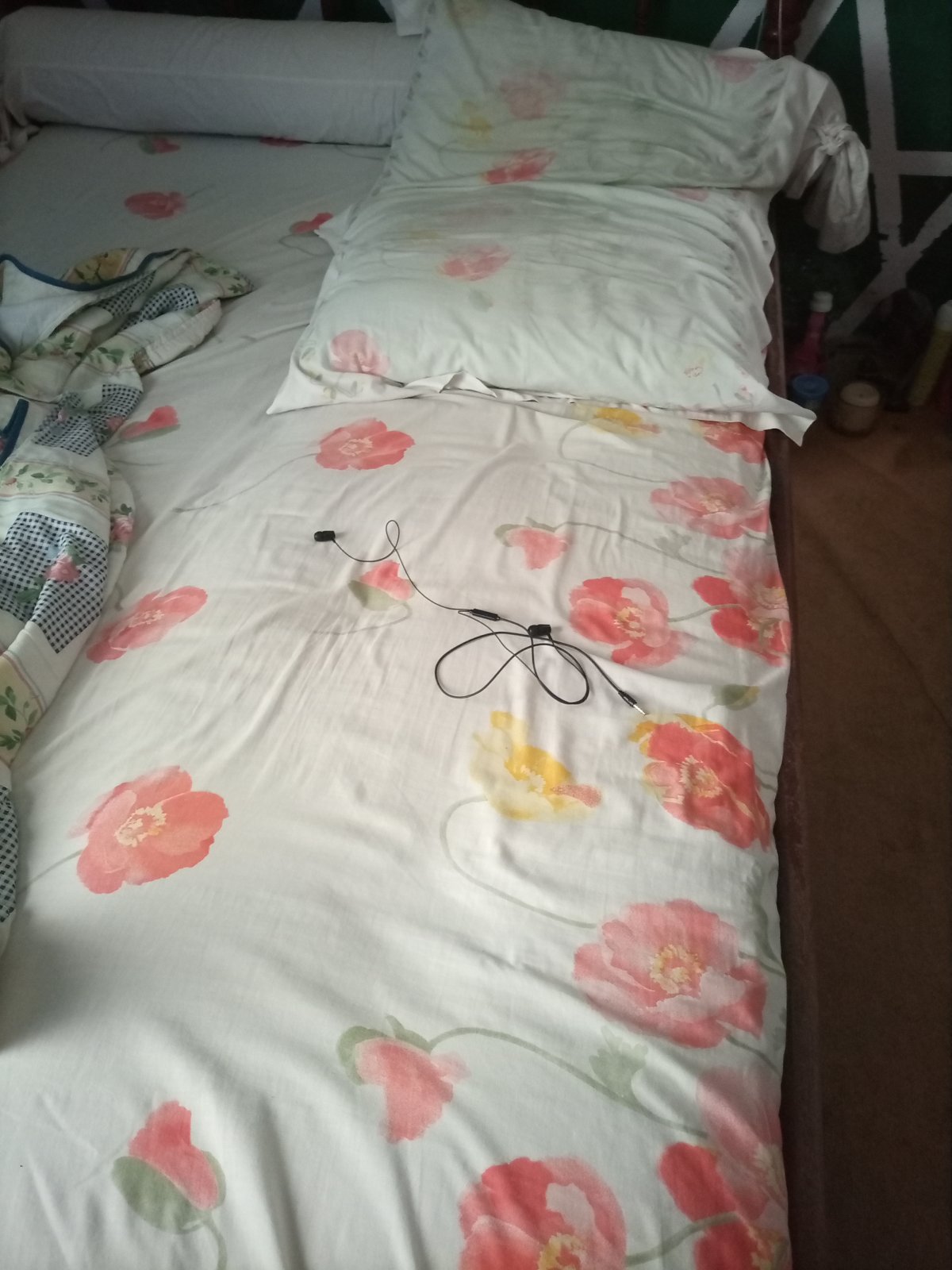 I dared step out today without making up my bed. I came back and realized I hadn't stopped breathing because I did that hahahahaha