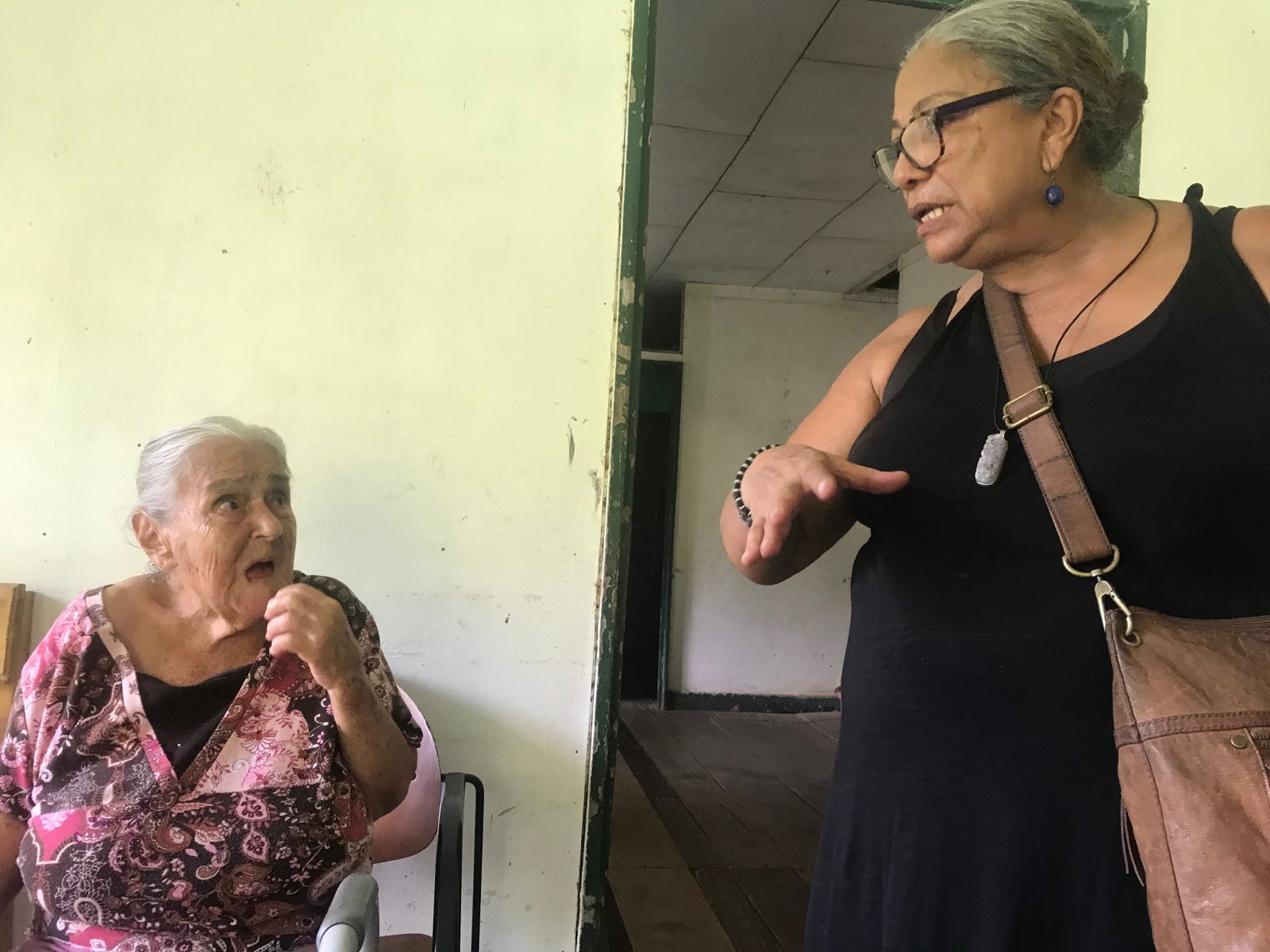 Irma raised six kids making tamales and now that all of there children lost their jobs in tourism, she is making tamales with them as a survival strategy after receiving the support of the Mano Vuelta "sistering".